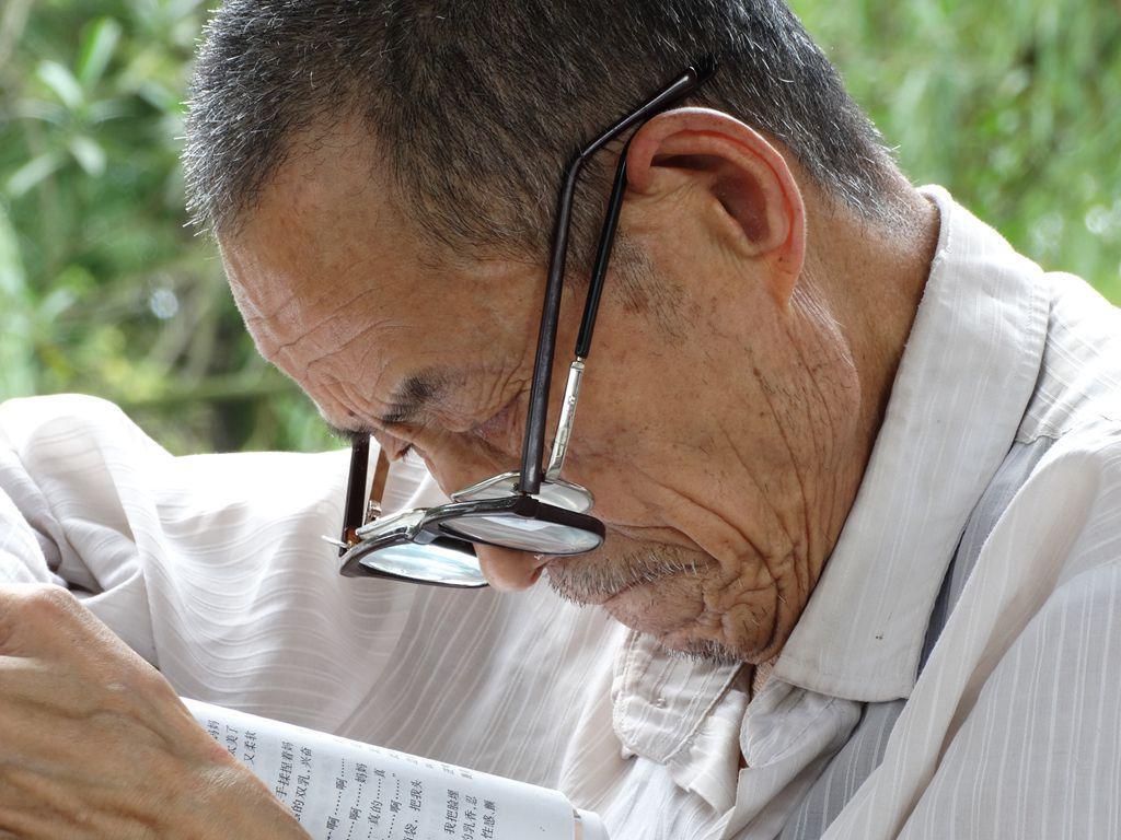 “老花眼”誰都避不開，哪些癥狀說明眼睛提前“花”了？